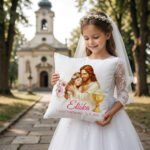 Vankúšik pre dievčatko k prvému svätému prijímaniu vzor v náručí