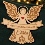 Detail vygravírovaného textu Vždy ťa budem chrániť, mena Eliška a červeného srdiečka
